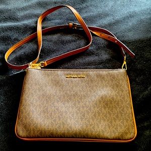 Michael kors crossbody bag. In GUC ❤️